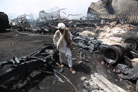 当地时间2021年5月2日，阿富汗喀布尔，油罐车爆炸现场。